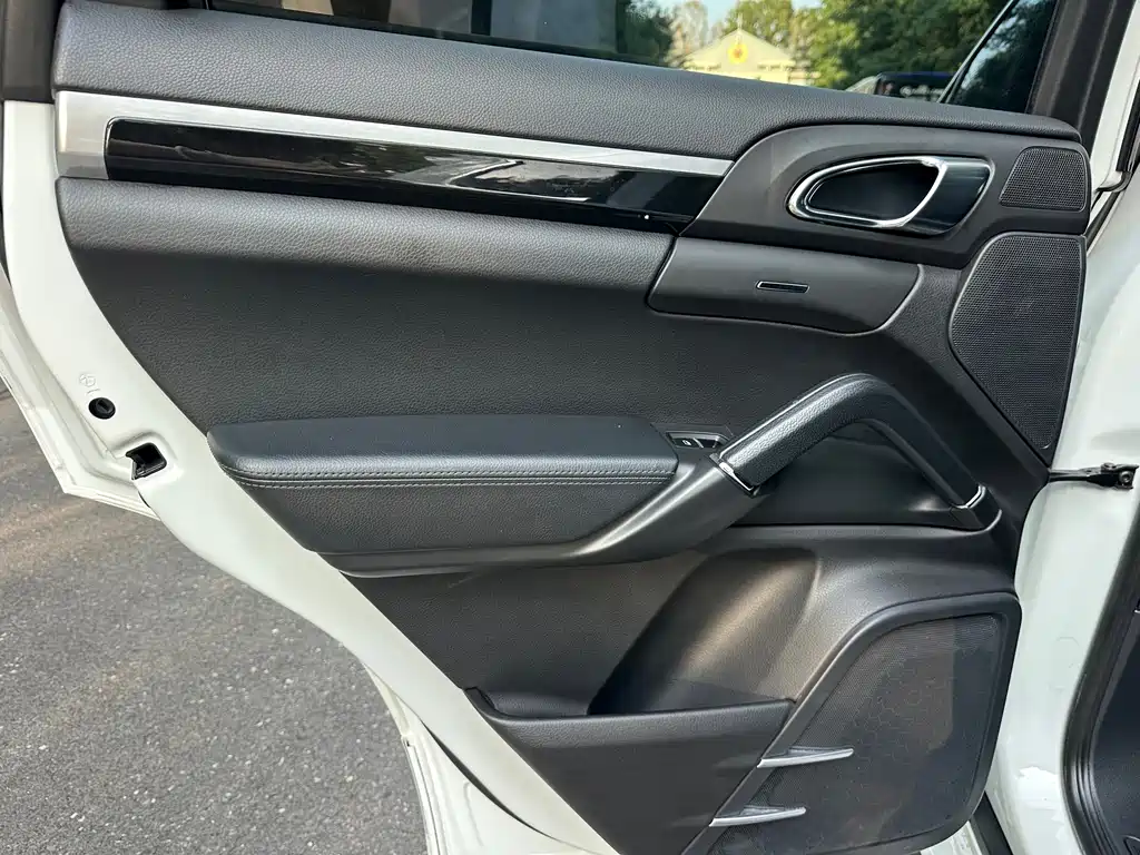 Porsche Cayenne — миниатюра 17