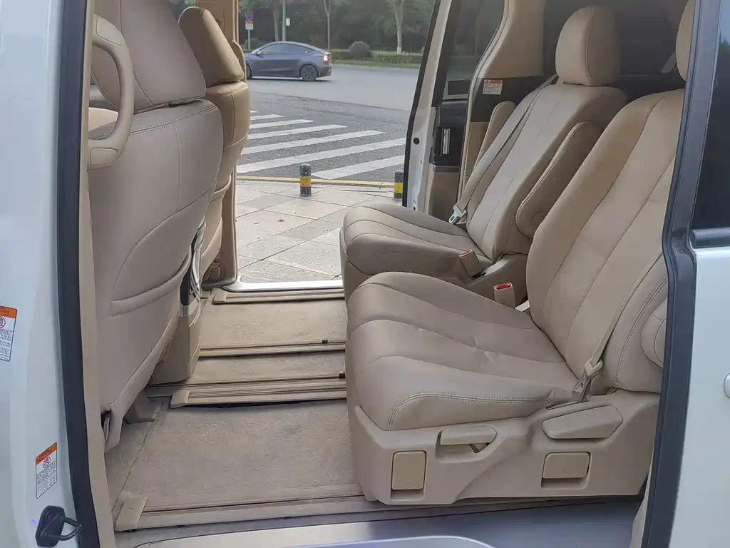 Toyota Previa — миниатюра 10