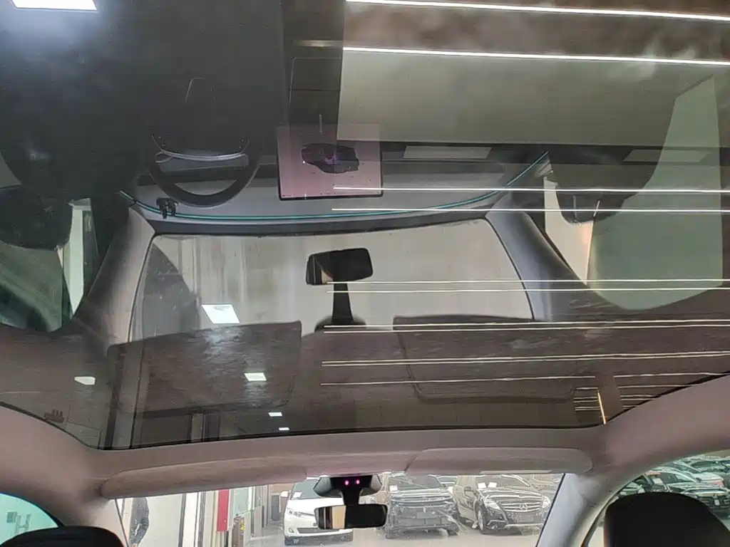 Tesla Model Y — миниатюра 18