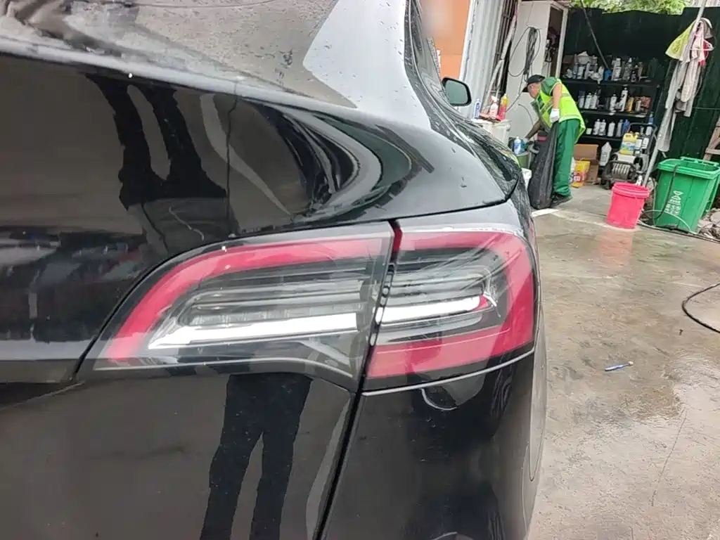 Tesla Model Y — миниатюра 8