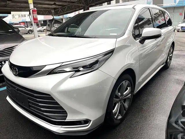 TOYOTA SIENNA 2024