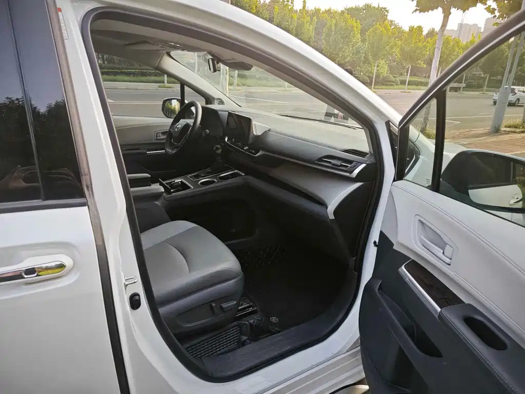 Toyota Granvia — миниатюра 11