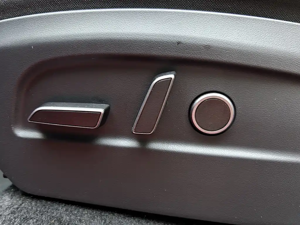 Tesla Model Y — миниатюра 20