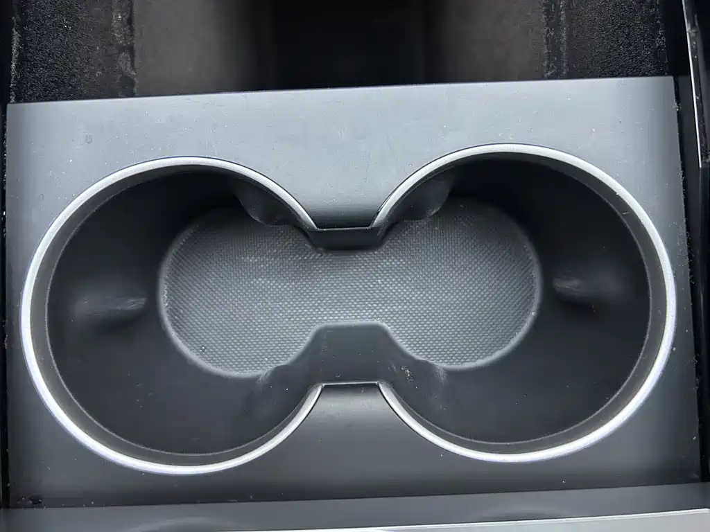 Tesla Model Y — миниатюра 29