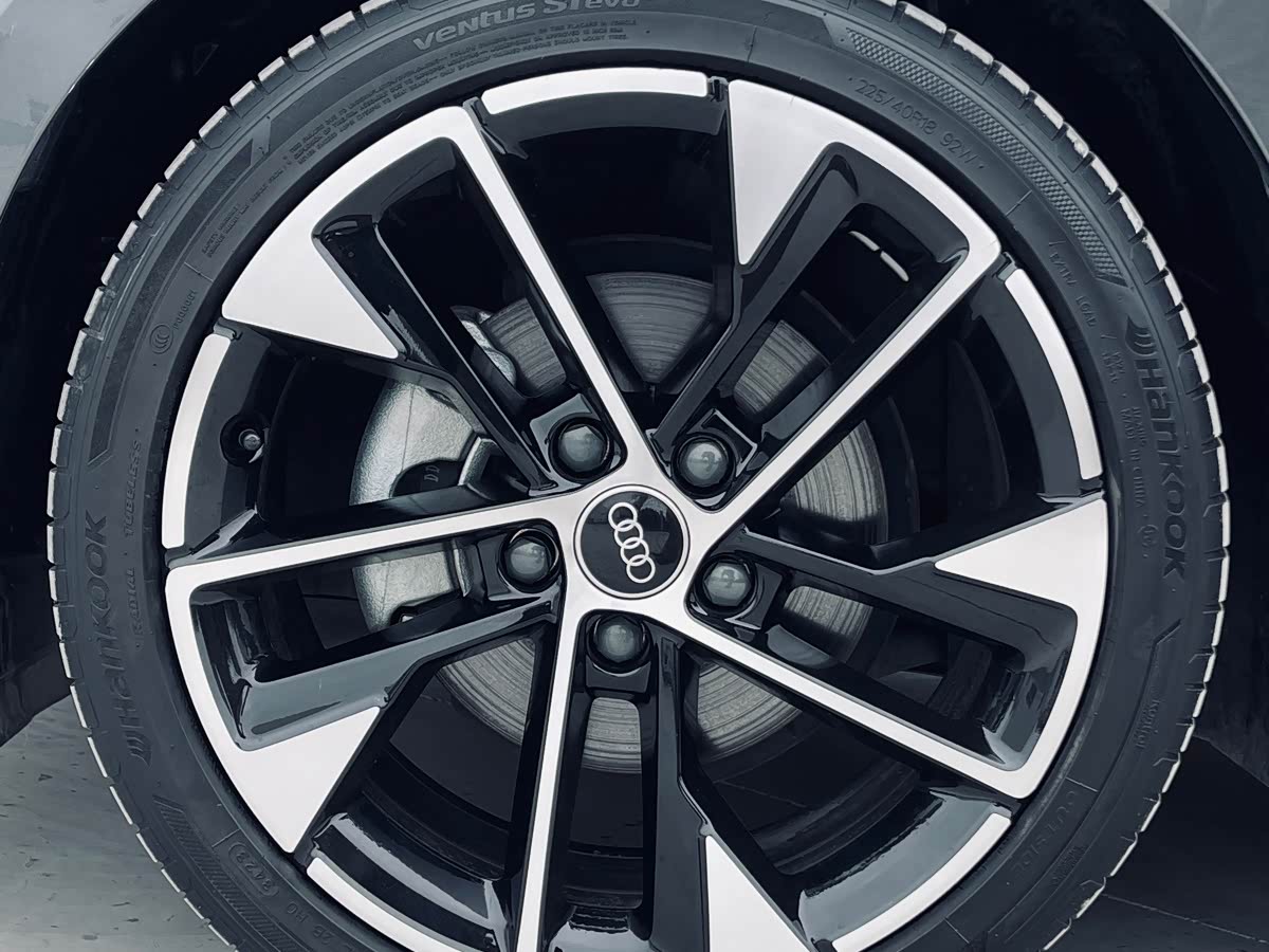 Audi A3 1.4 л 2023 г. Серебристо-серый, пробег 31000 км