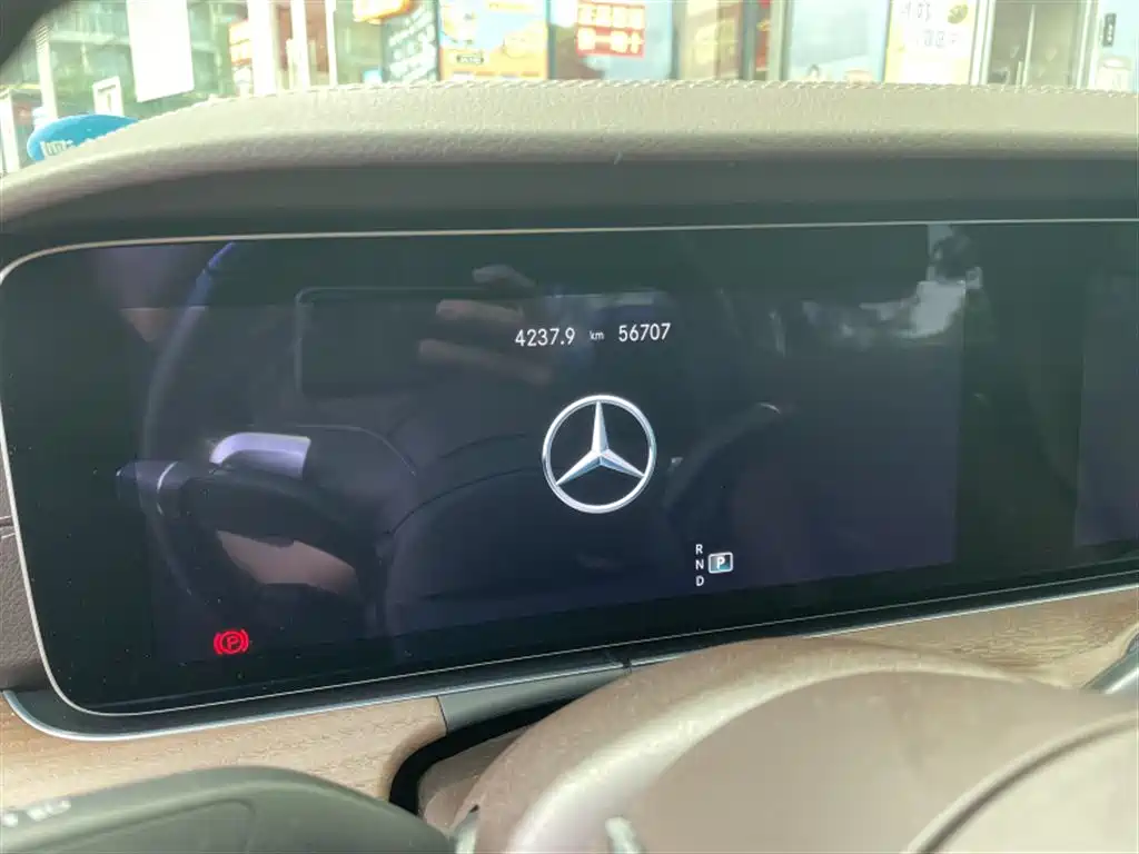 Mercedes-Benz E-Class — миниатюра 8