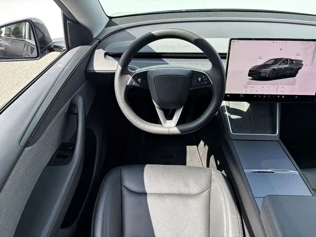 Tesla Model Y — миниатюра 15