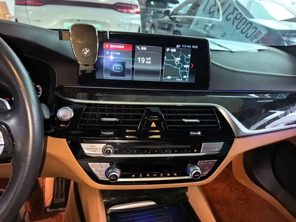 BMW 5 Series — миниатюра 13