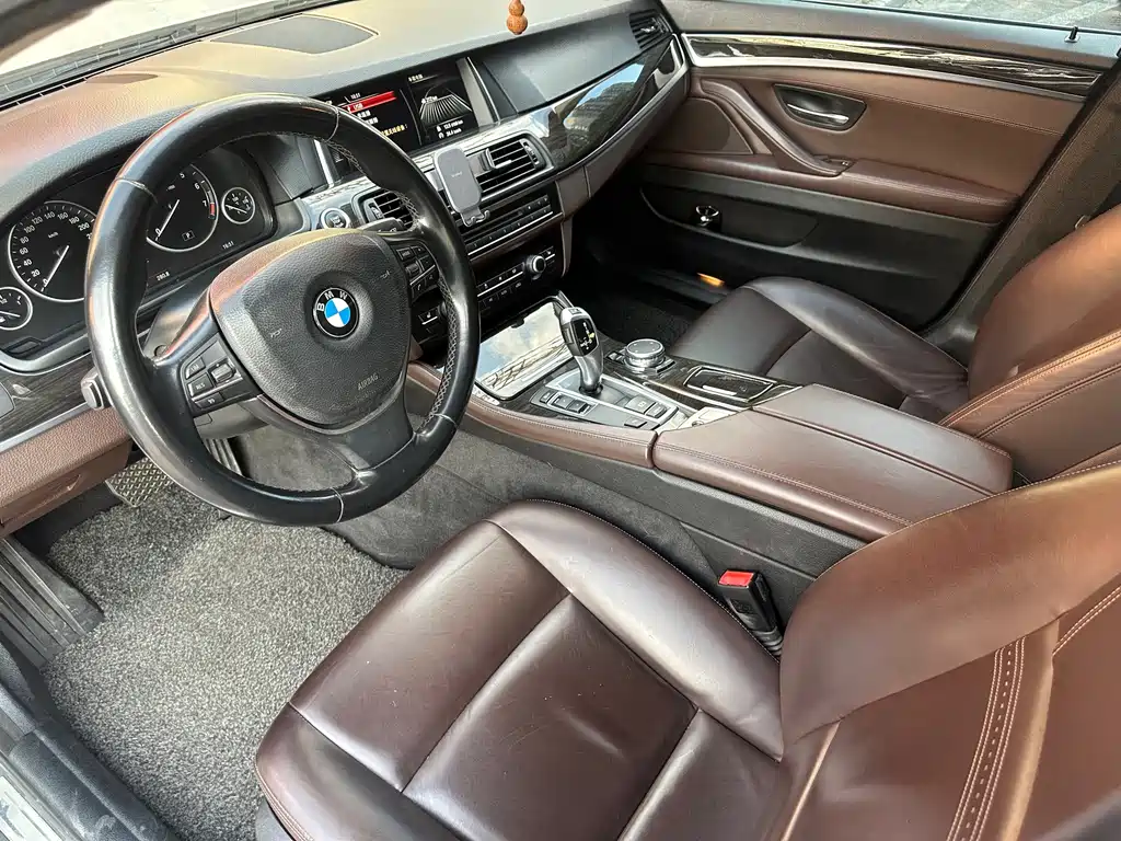BMW 5 Series — миниатюра 9
