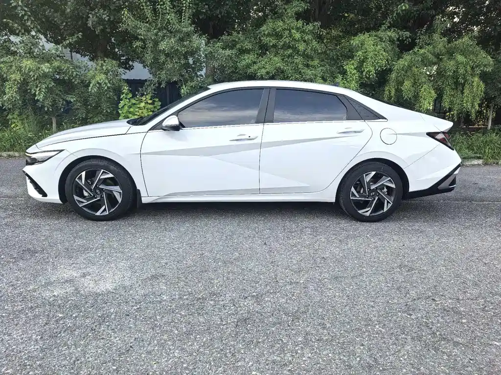 Hyundai Elantra — миниатюра 3