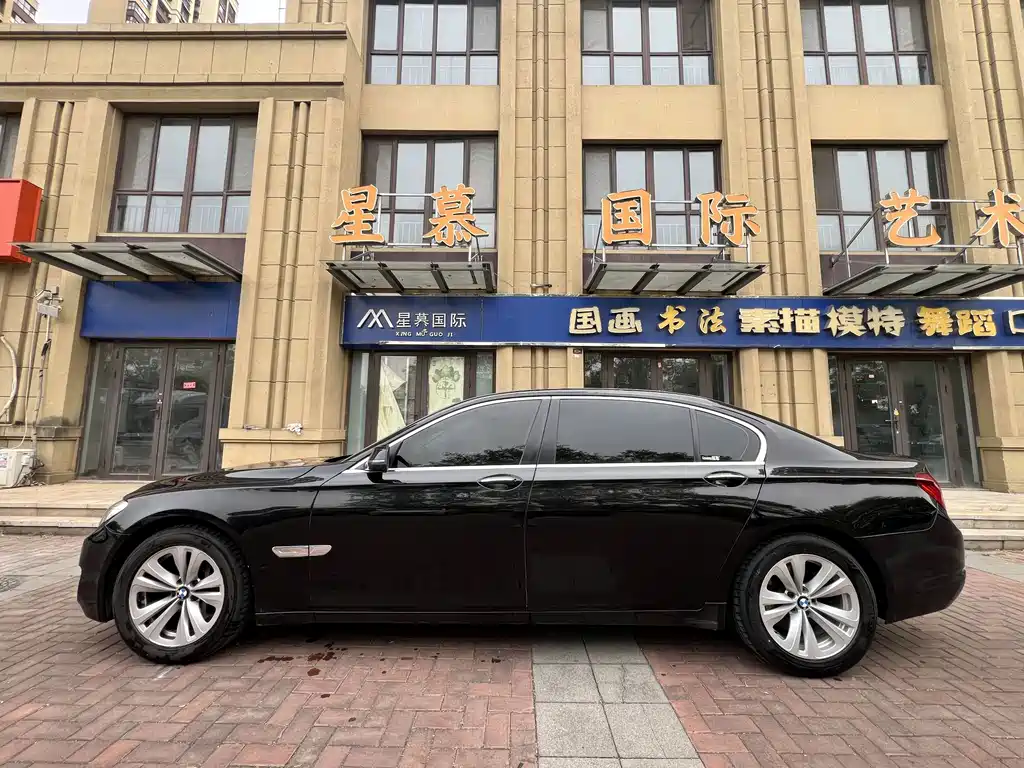 BMW 7 Series — миниатюра 3