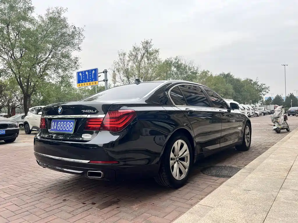 BMW 7 Series — миниатюра 6