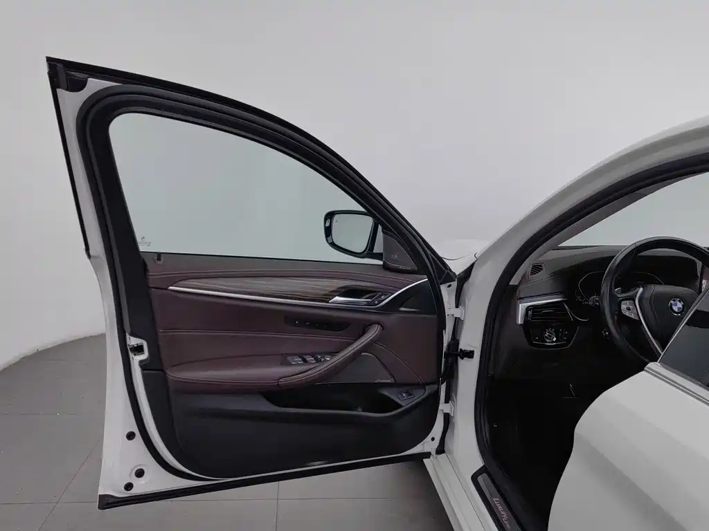 BMW 5 Series — миниатюра 8
