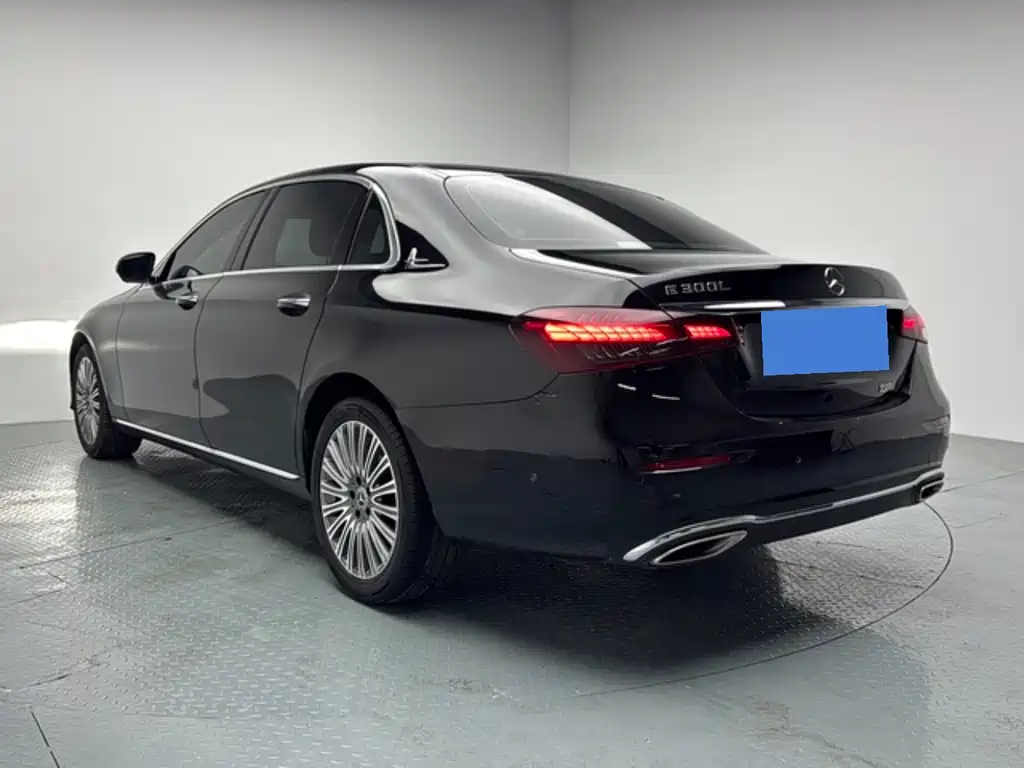 Mercedes-Benz E-Class — миниатюра 8