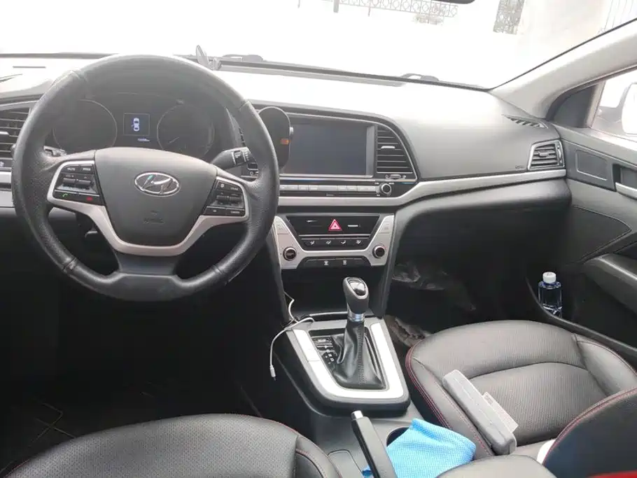 Hyundai Elantra — миниатюра 12