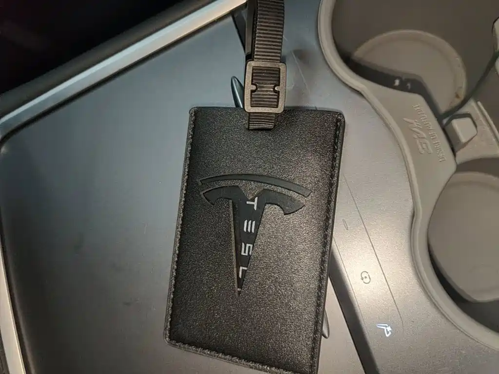 Tesla Model Y — миниатюра 9