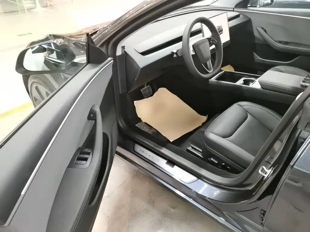 Tesla Model 3 — миниатюра 16