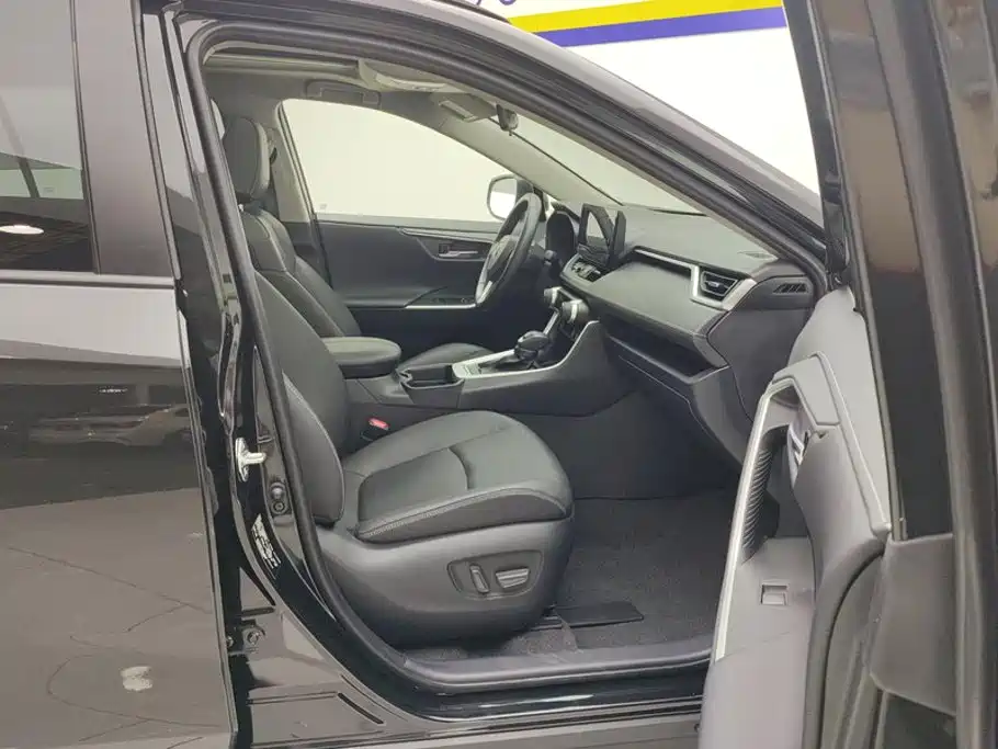 Toyota RAV4 — миниатюра 8