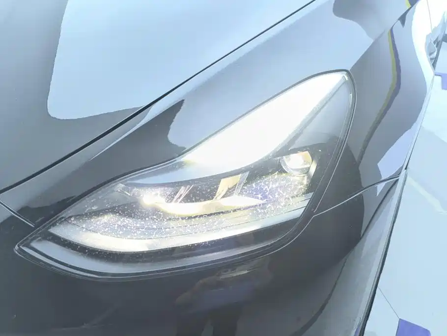 Tesla Model Y — миниатюра 5