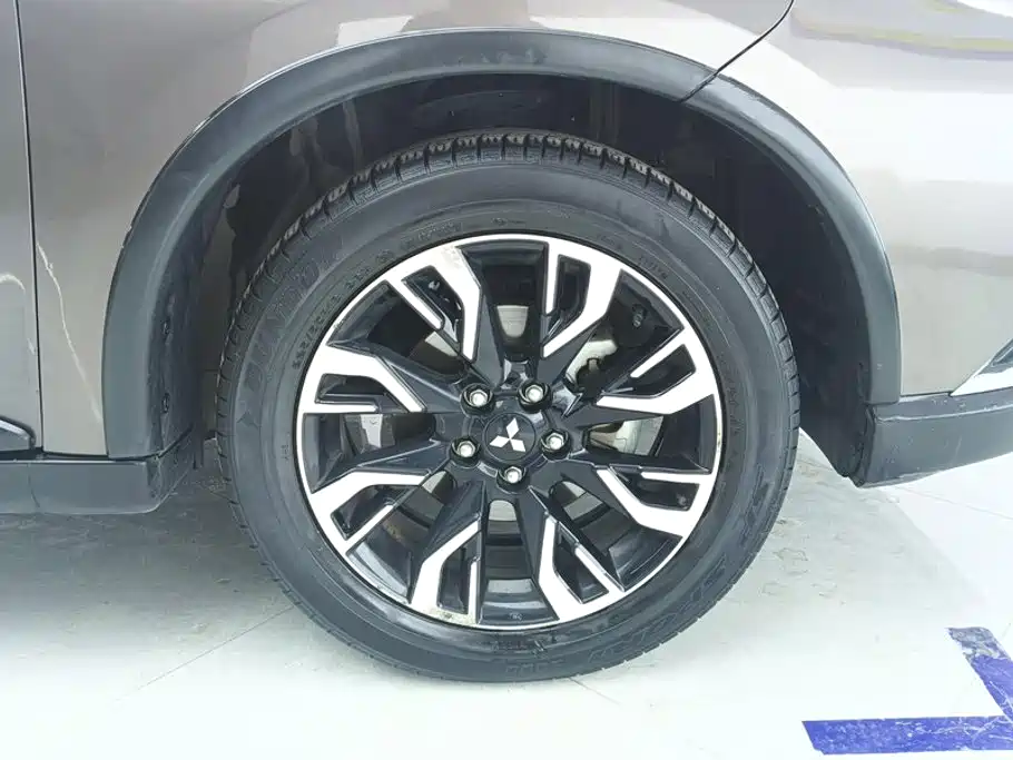 Mitsubishi Outlander — миниатюра 6