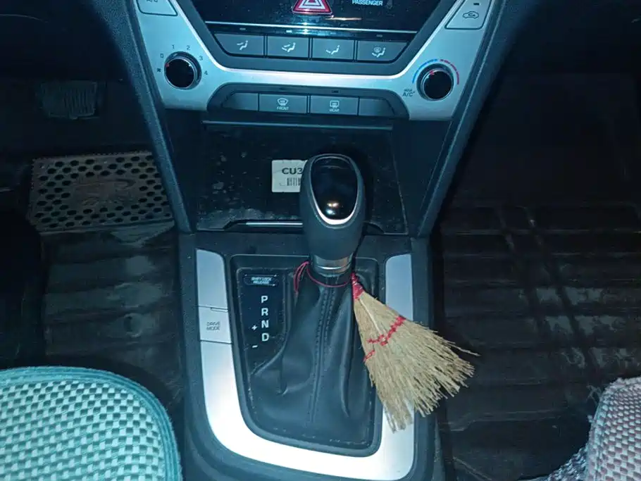 Hyundai Elantra — миниатюра 16