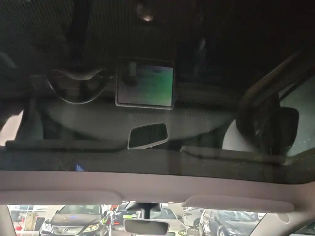 Tesla Model Y — миниатюра 18