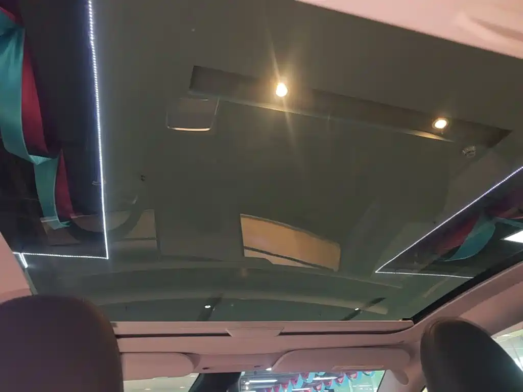 Tesla Model Y — миниатюра 18