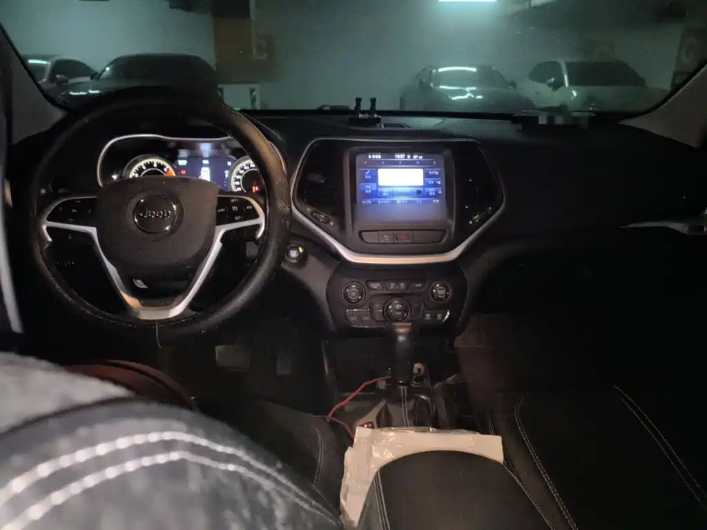 Jeep Cherokee — миниатюра 5