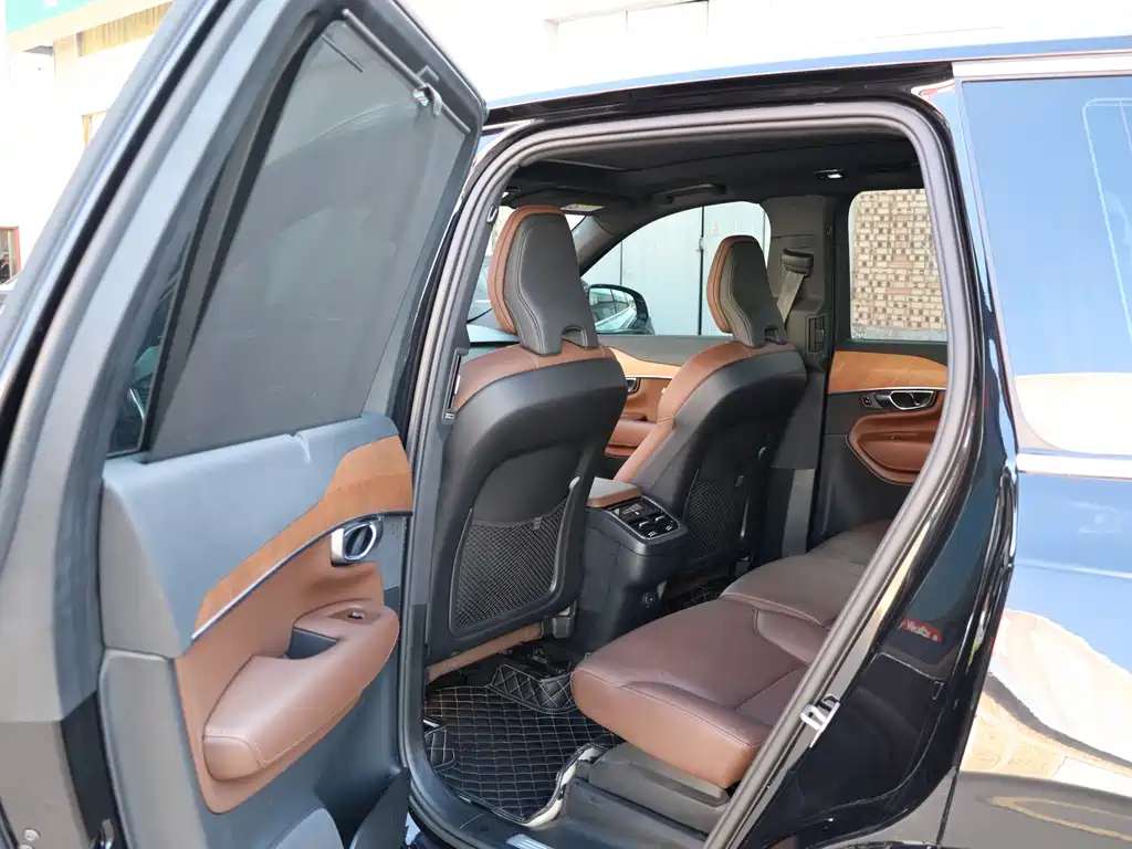 Volvo XC90 2025 B6 Luxury 7 мест