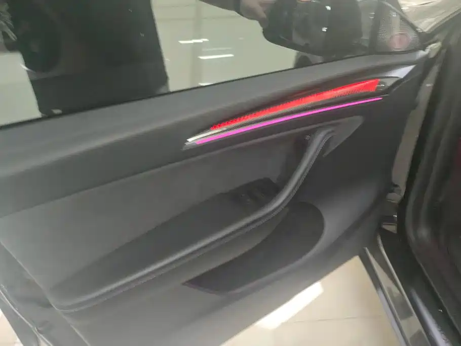Tesla Model Y — миниатюра 7