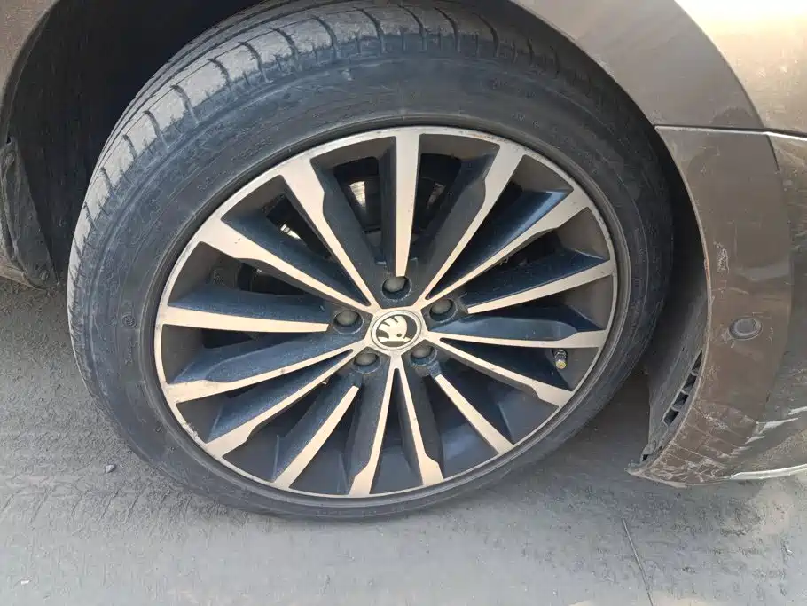 Skoda Superb — миниатюра 6