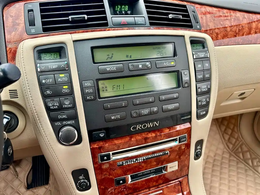 Toyota Crown — миниатюра 10