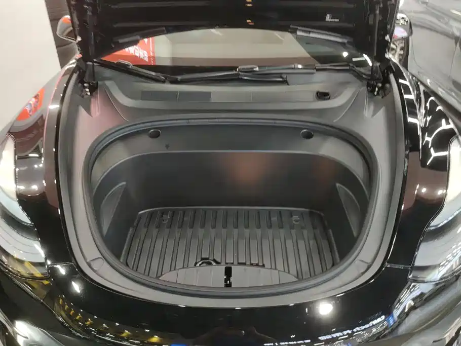 Tesla Model 3 — миниатюра 10