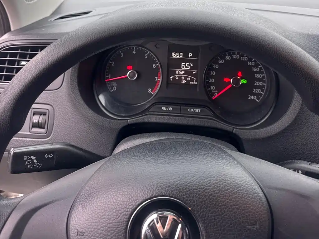 VOLKSWAGEN POLO