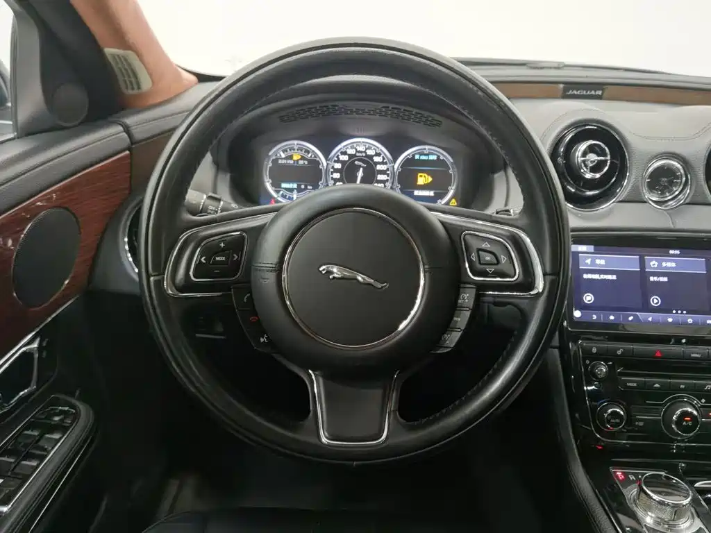 Jaguar XJ — миниатюра 11