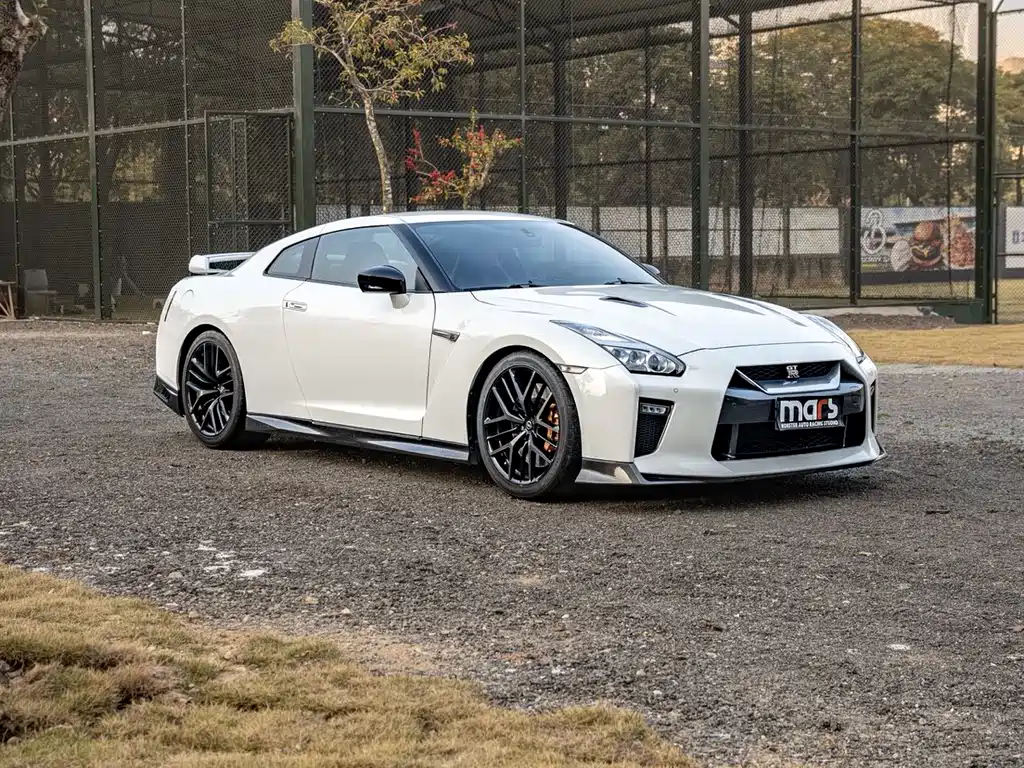 NISSAN GT R