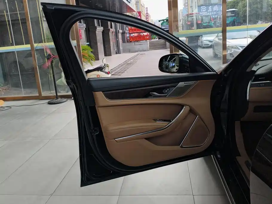 Jaguar XFL — миниатюра 7