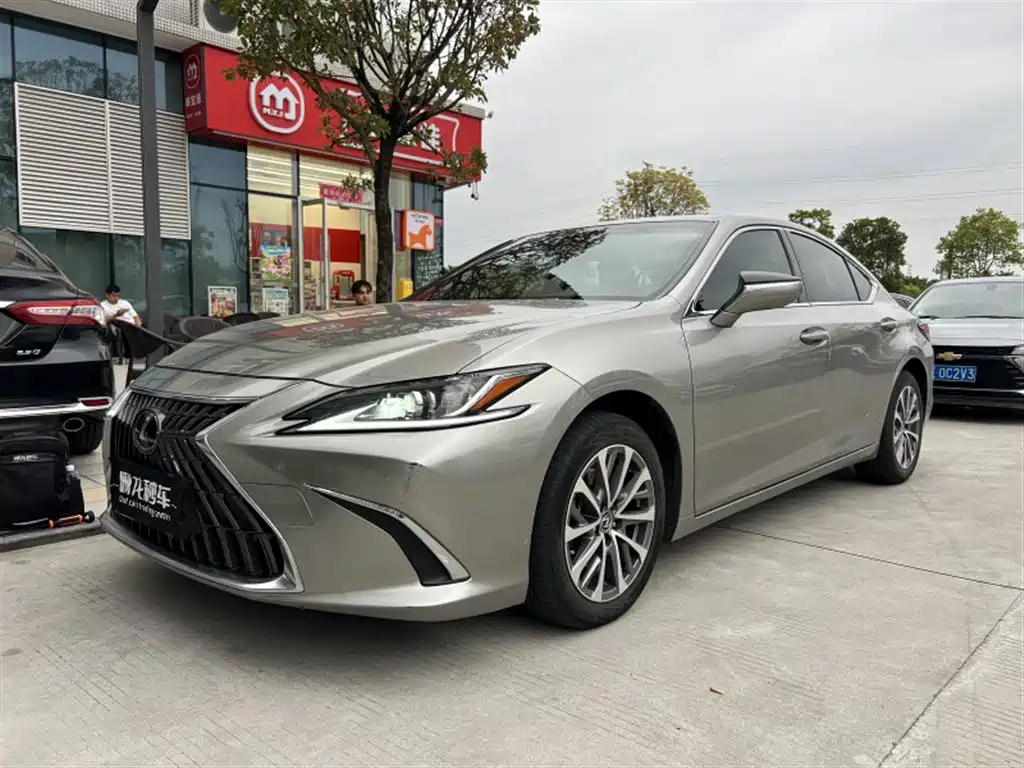 Lexus ES 2022
