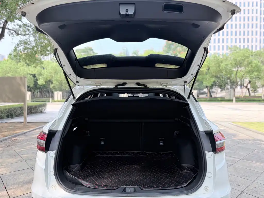 Geely Binyue — миниатюра 13