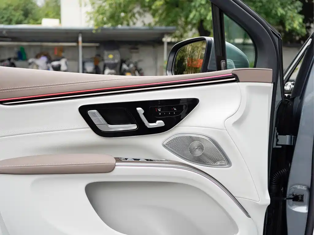 Mercedes-Benz EQS SUV — миниатюра 18