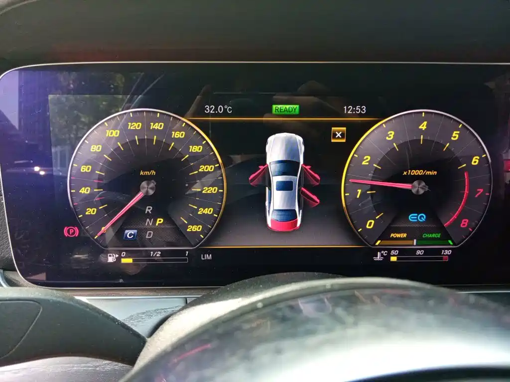 Mercedes-Benz E-Class — миниатюра 7