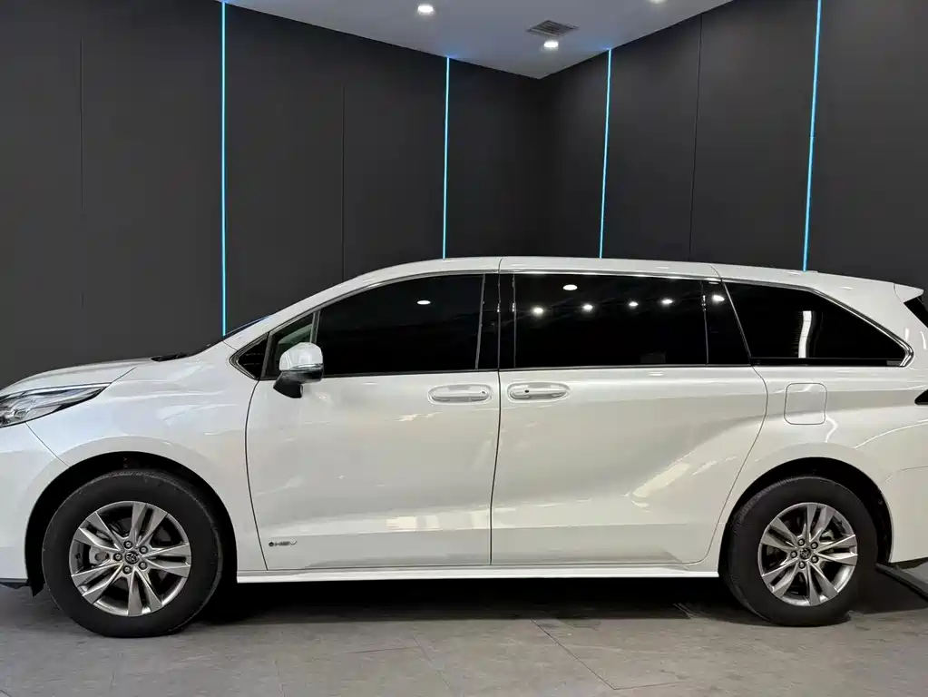 Toyota Sienna — миниатюра 4