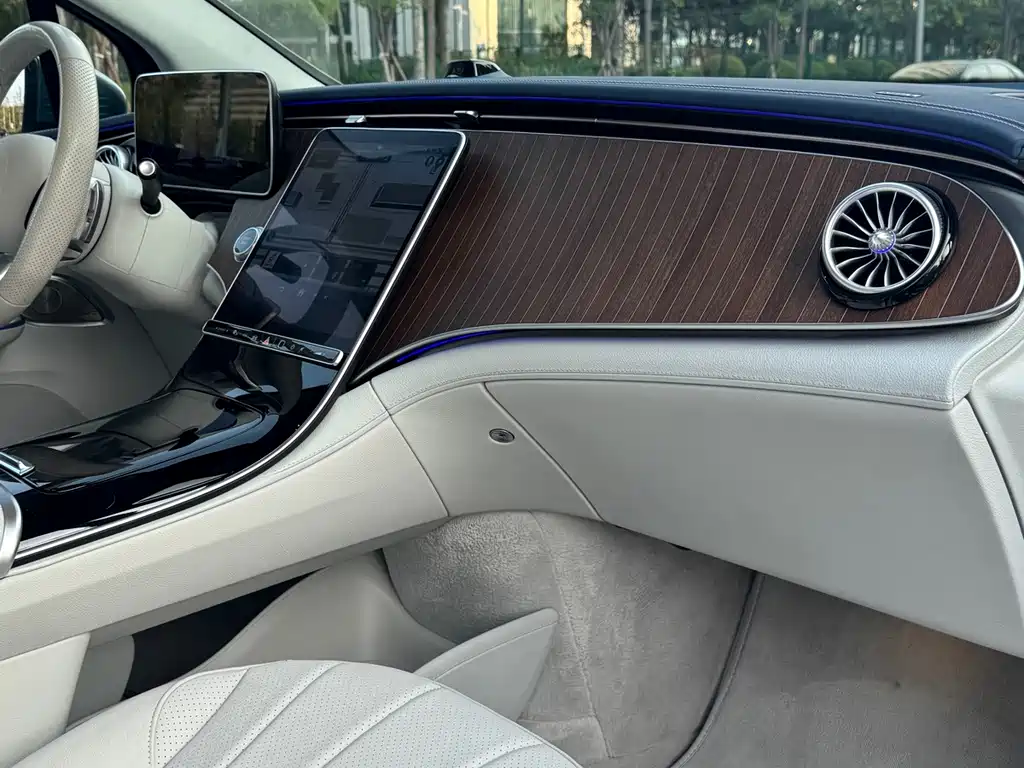 Mercedes-Benz EQE SUV — миниатюра 14