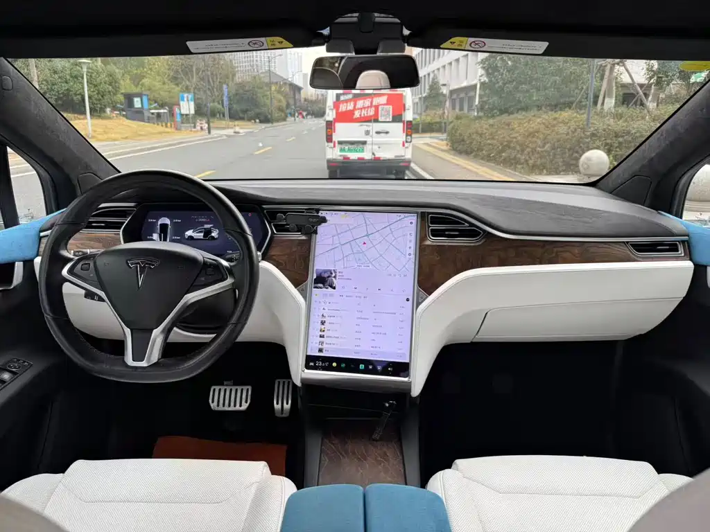 TESLA MODEL X