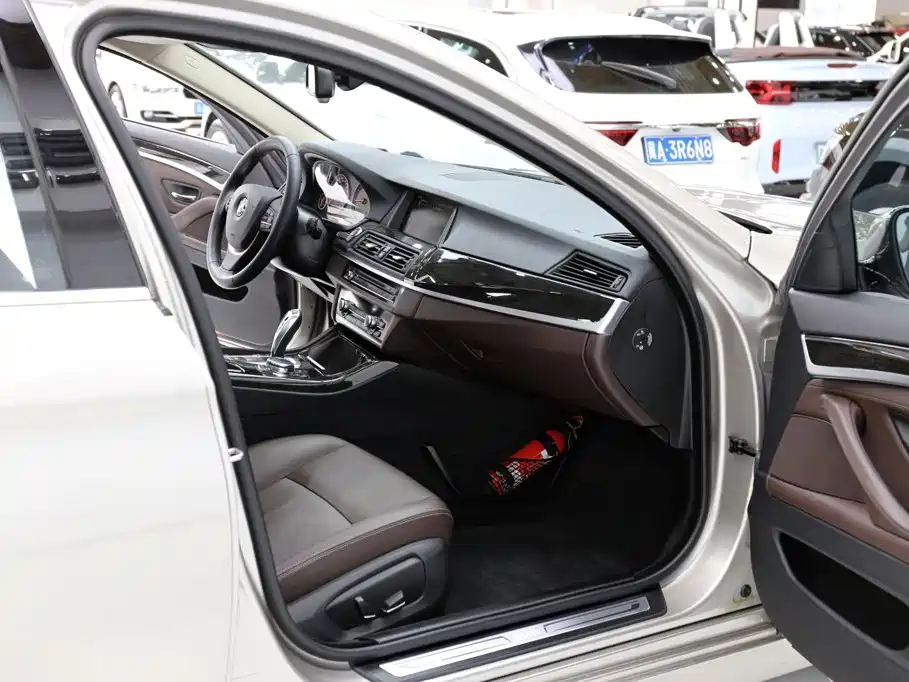 BMW 5 Series — миниатюра 17