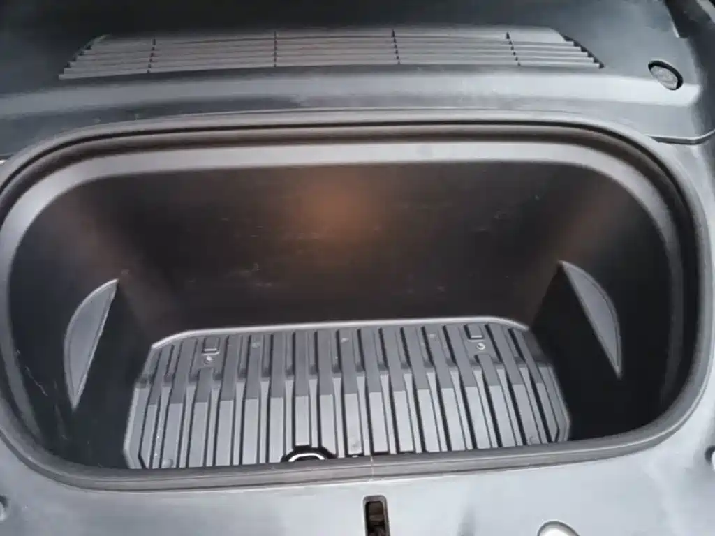Tesla Model Y — миниатюра 20