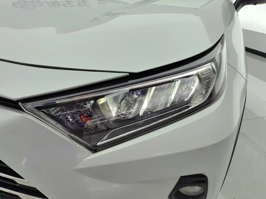 Toyota RAV4 — миниатюра 5