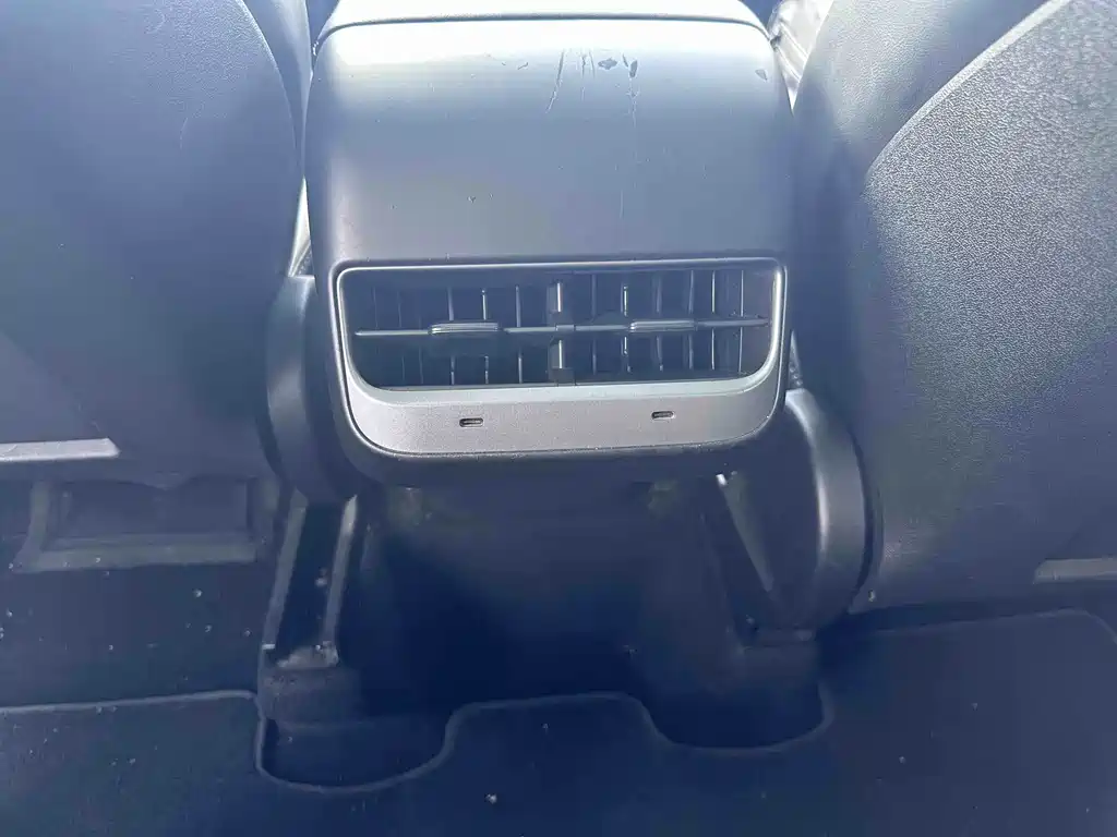 Tesla Model Y — миниатюра 16