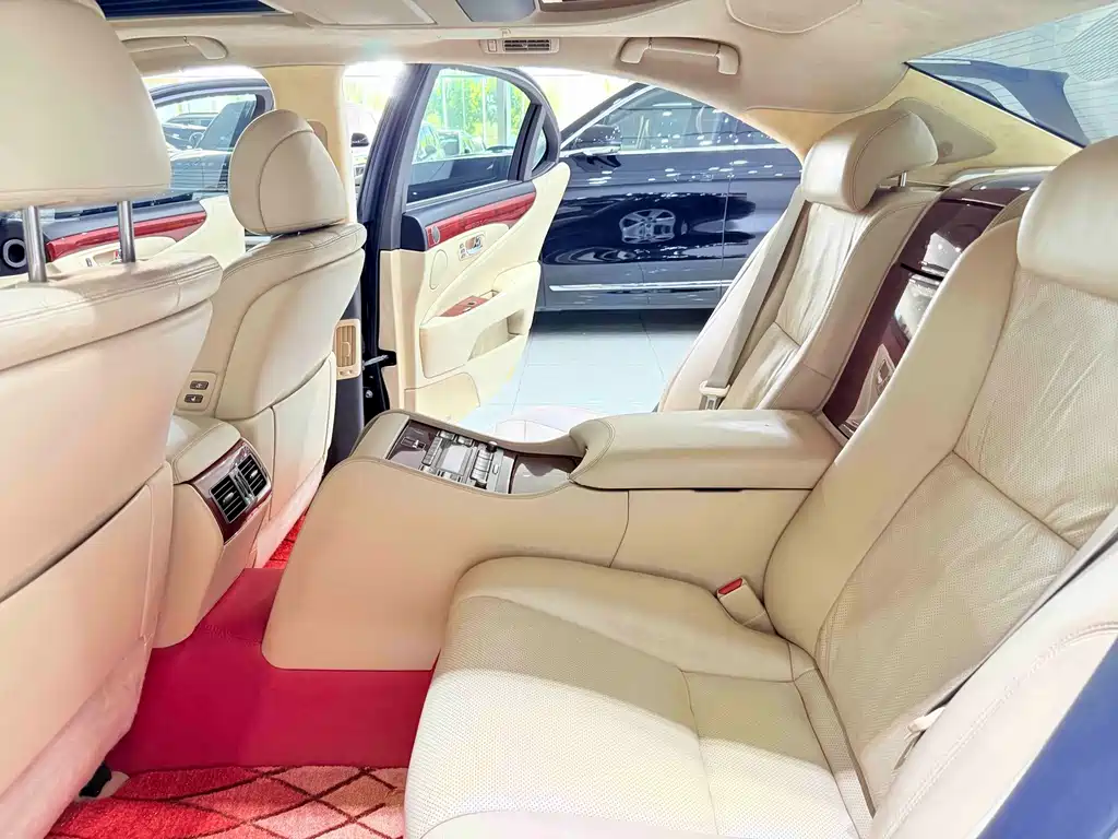 Lexus LS — миниатюра 9