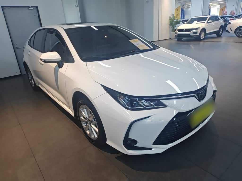 Toyota Corolla 1.2 л 2021 г. Белый, пробег 37500 км